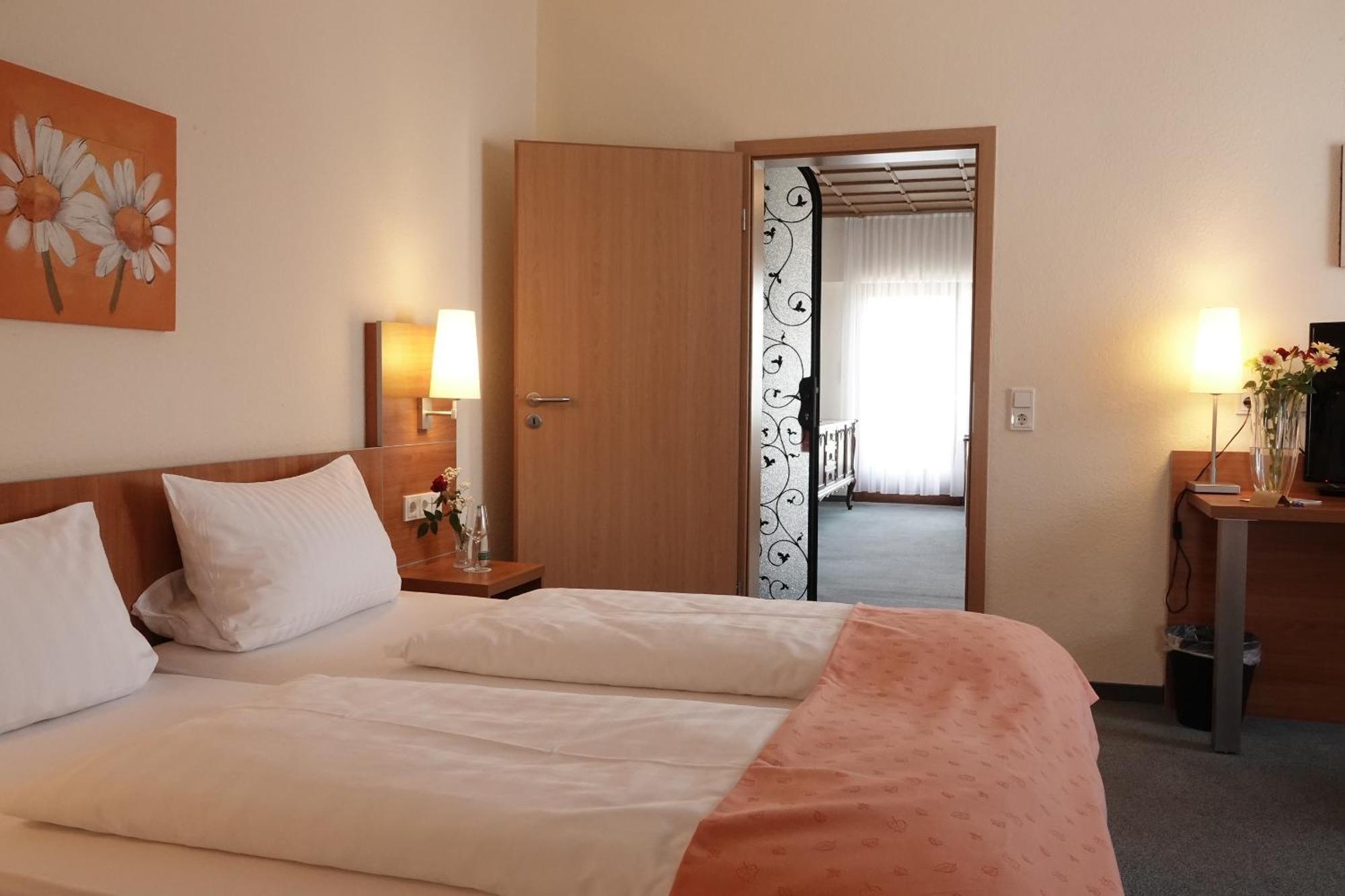 Hotel-Restaurant Zum Kirschbaum Rottendorf Exteriör bild